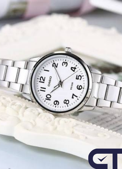 Casio LTP-1303D-7B — женские часы с белым циферблатом и неоновым дисплеем