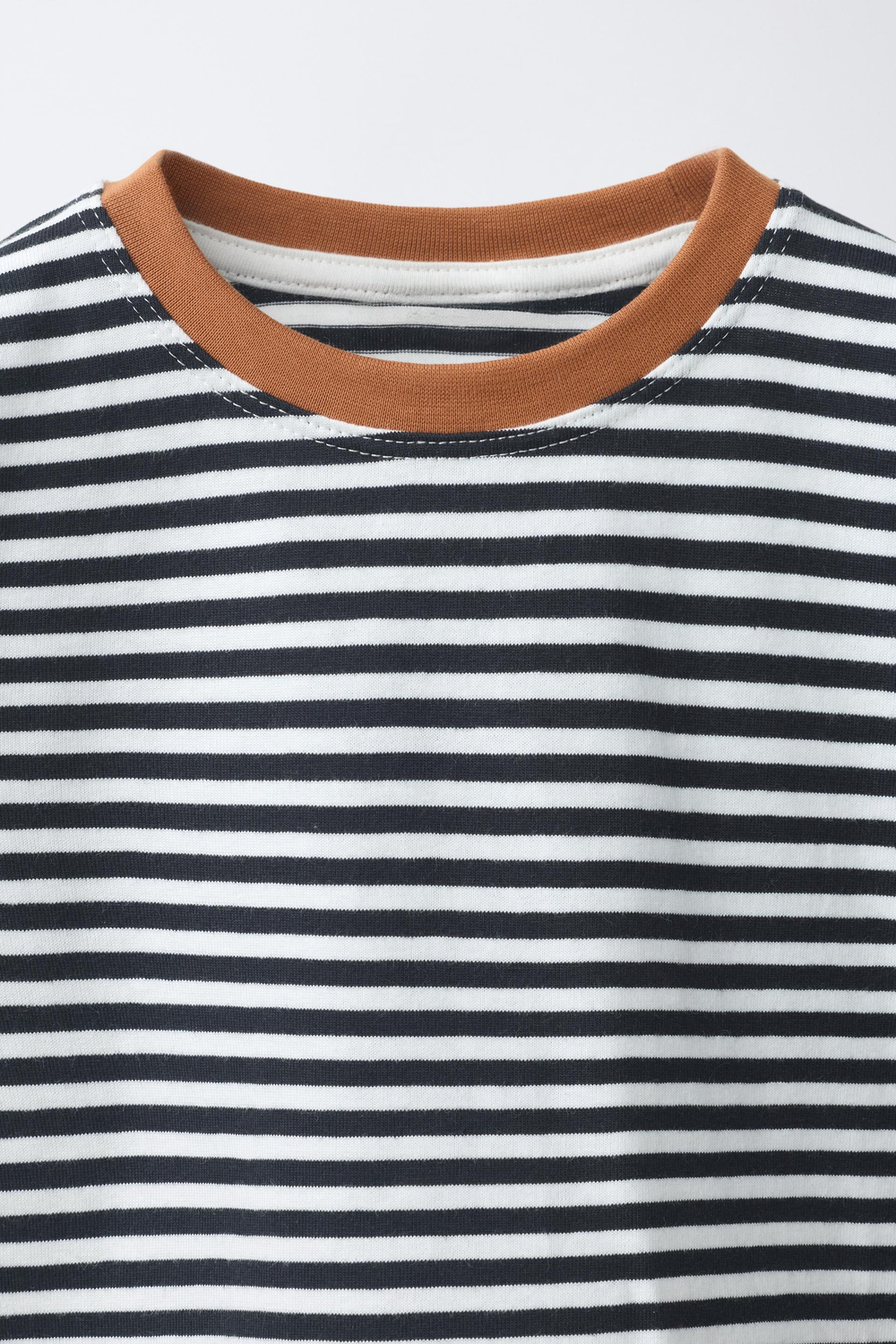 ZARA ФУТБОЛКА В ПОЛОСКУ С КОНТРАСТНЫМ ВОРОТНИКОМ, БЕЛЫЙ/ЧЕРНЫЙ