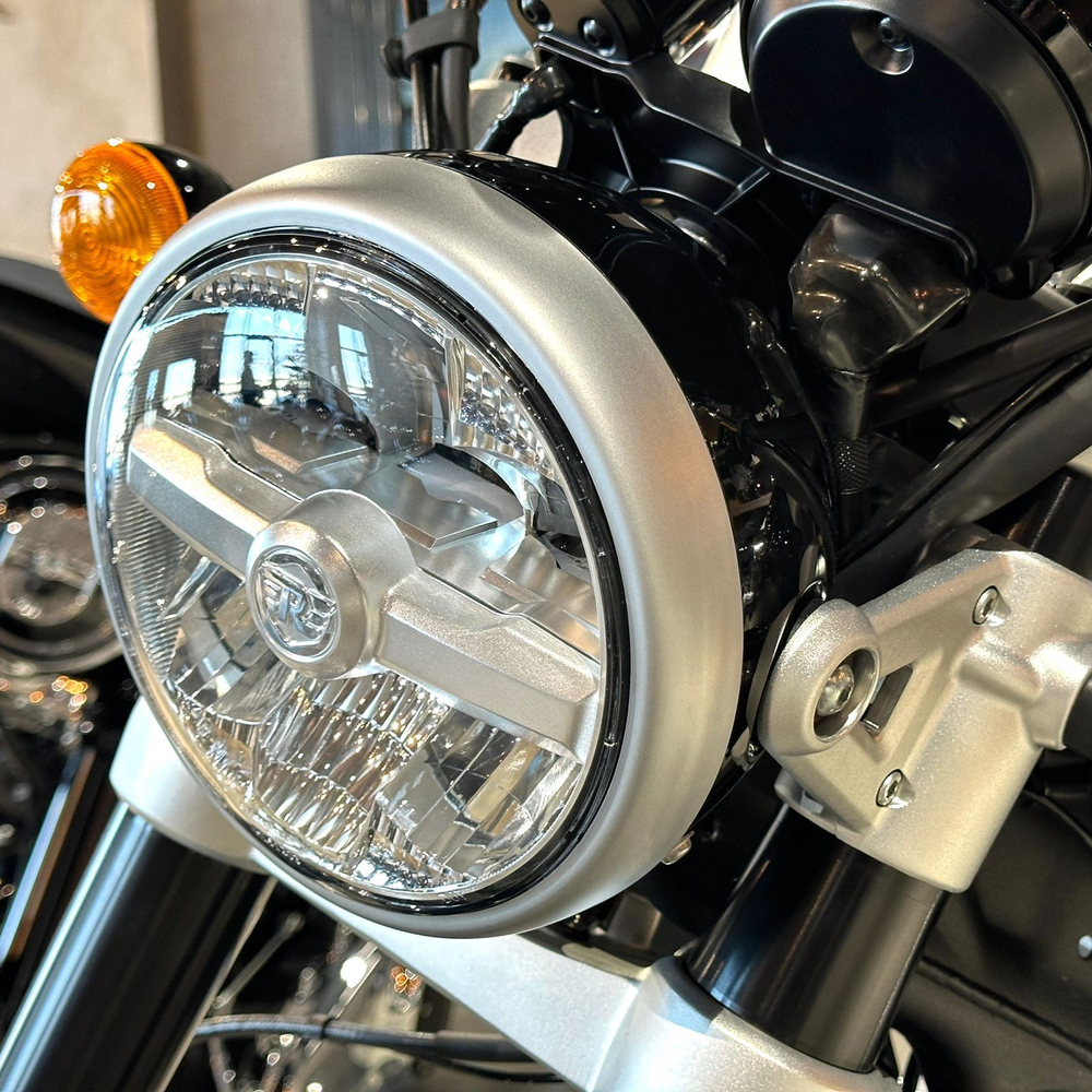 Royal Enfield Super Meteor 650 Astral Black (Base)