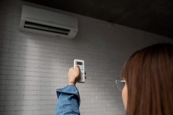 Почему появляется неприятный запах из кондиционера? Как избавиться от проблемы и предупредить ее возникновение в будущем Почему появляется неприятный запах из кондиционера? Как избавиться от проблемы и предупредить ее возникновение в будущем
