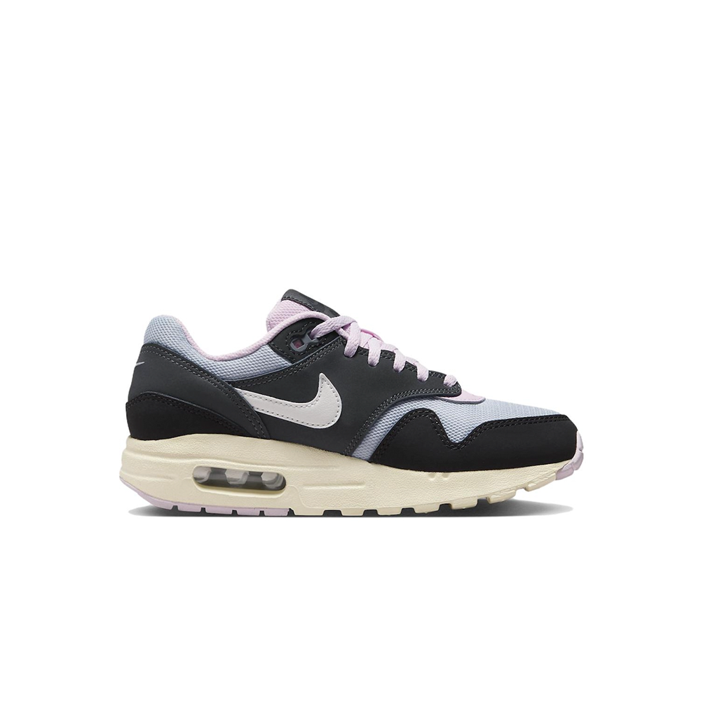 alt="Кроссовки Nike Air Max 1 GS арт. DZ3307-004 черно-серая расцветка с розовым язычком и подошвой вид спереди"