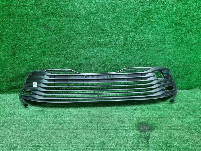 Решетка переднего бампера Toyota Camry xv70 17-21