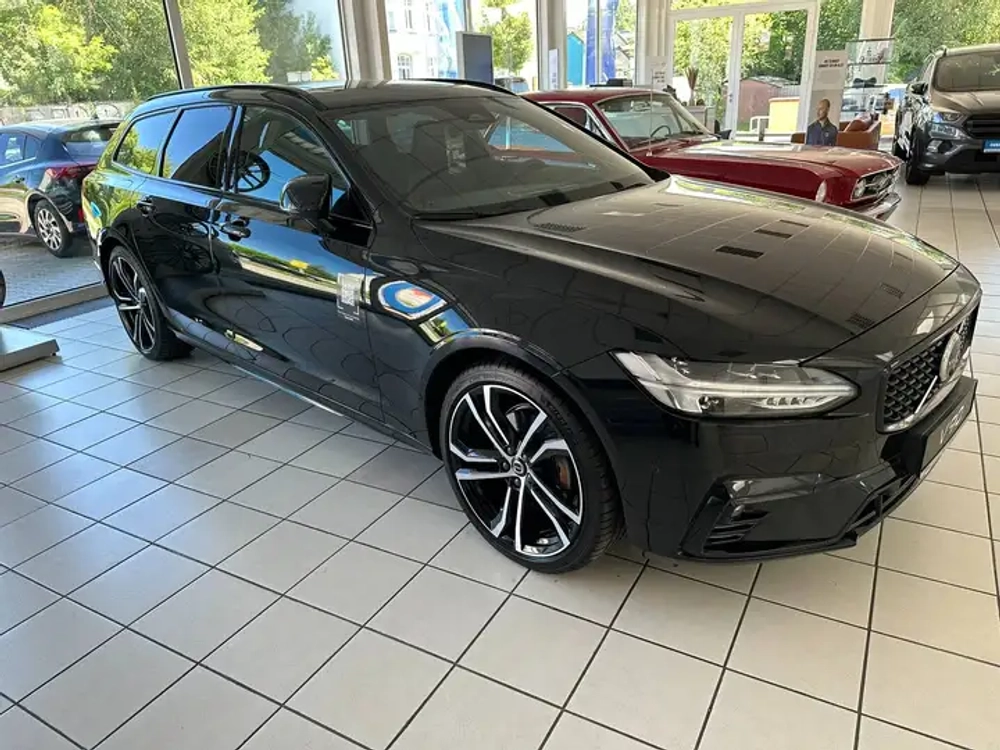 Volvo V90 в топовой комплектации Ultimate Dark
