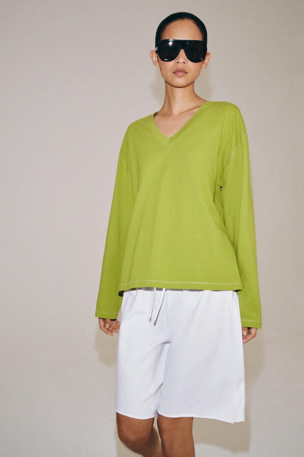 ХЛОПКОВАЯ ФУТБОЛКА С V-ОБРАЗНЫМ ВЫРЕЗОМ — ZARA