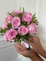 Свадебный букет из одноголовых роз и зелени