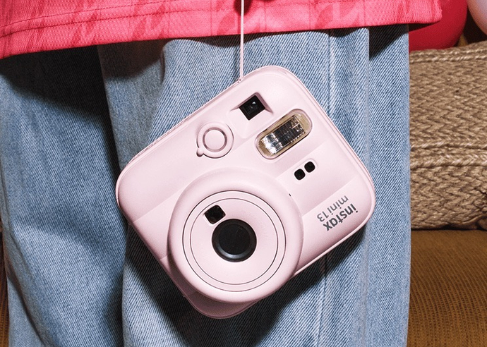 Instax Mini 13 — компактная камера моментальной печати Fujifilm для живых снимков, которые можно получить сразу после съёмки.