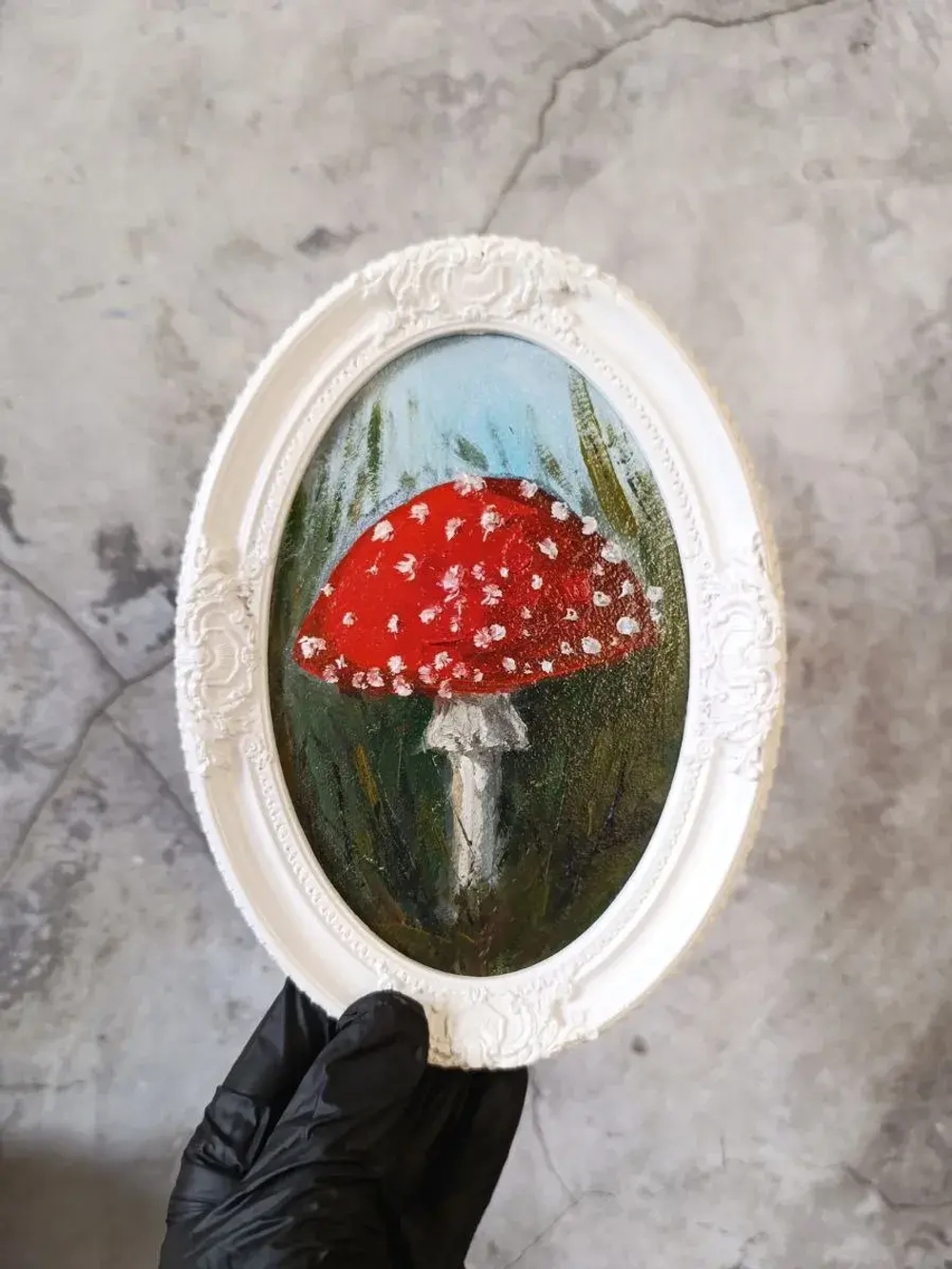 Картина в овальной рамке