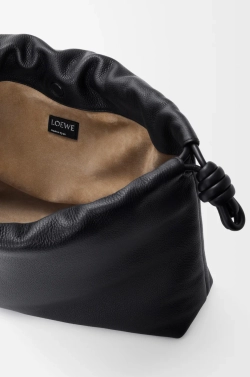 Loewe Большая сумка Flamenco из зернистой телячьей кожи, черный