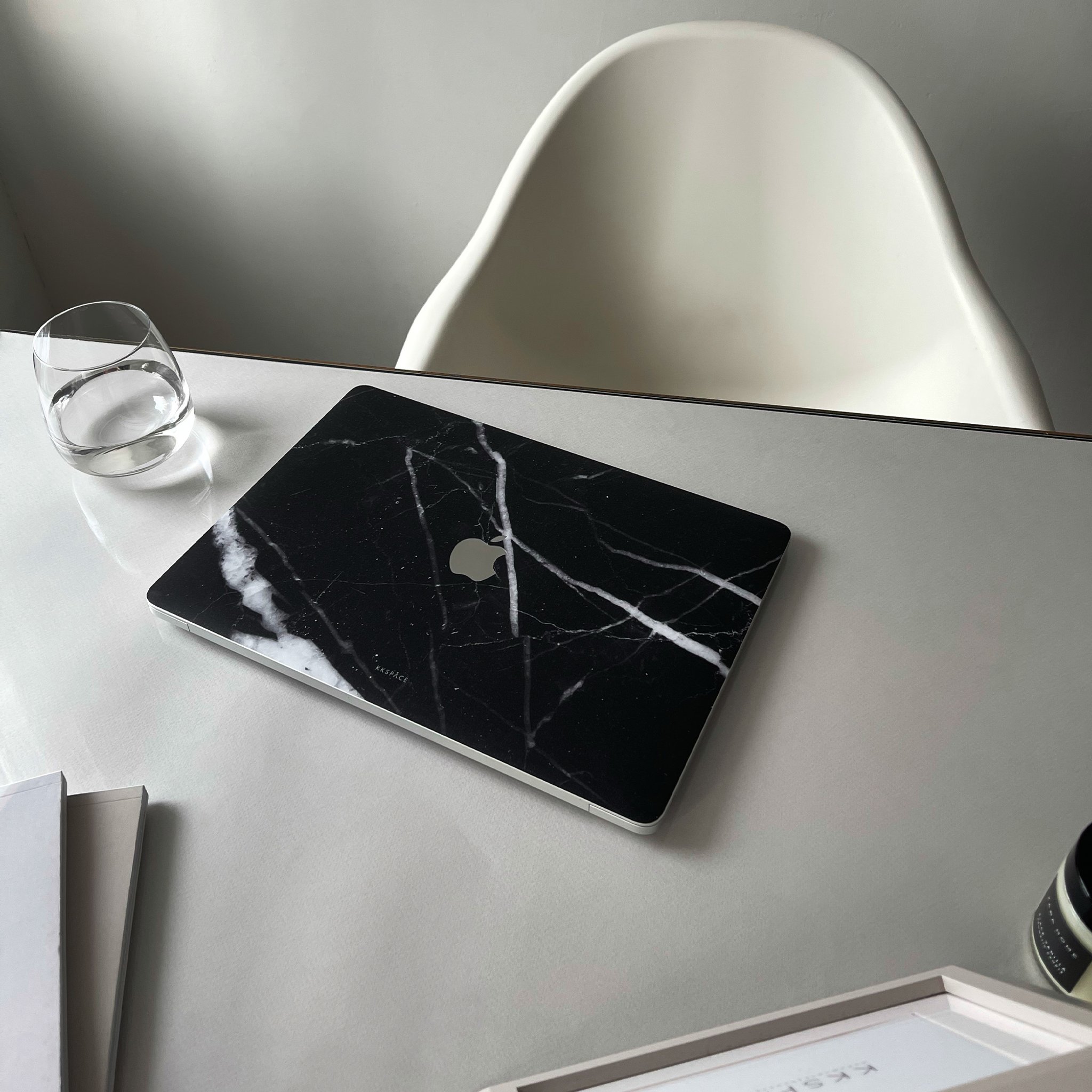 Виниловая наклейка LO для MacBook