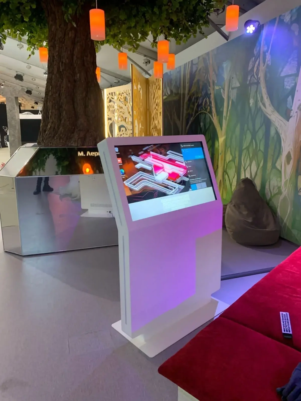 Сенсорный киоск Aura 32"