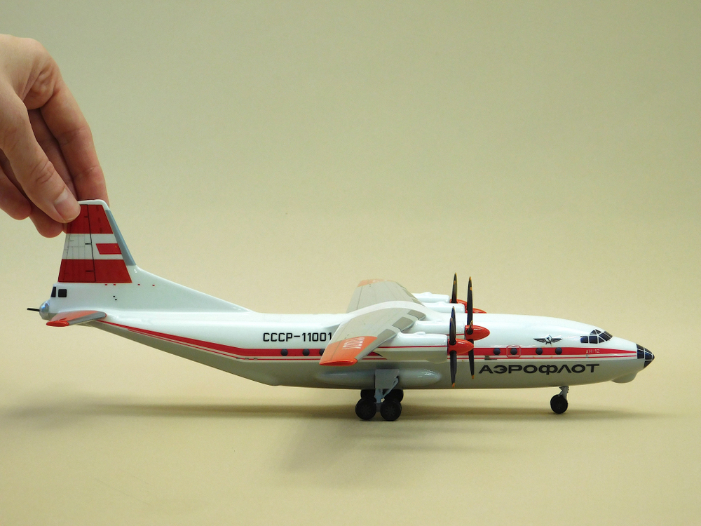 Модель самолета Ан-12 (М1:100, Аэрофлот полярный СССР-11234) с шасси