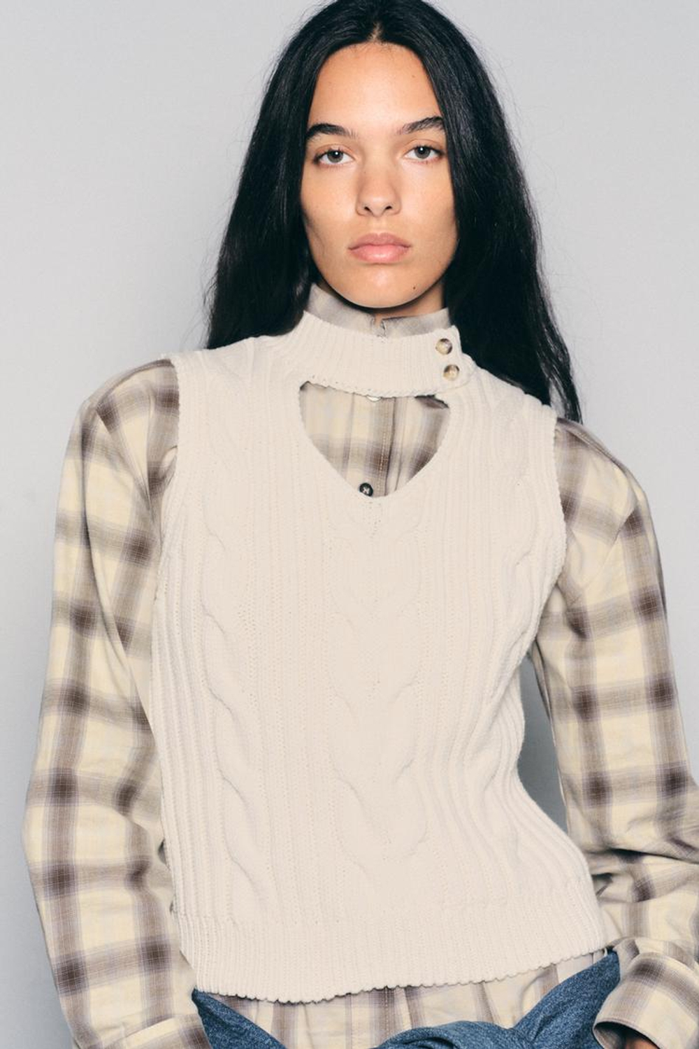 ZARA ТРИКОТАЖНЫЙ ТОП КОСЬЮ С ВЫРЕЗОМ, ЭКРЮ