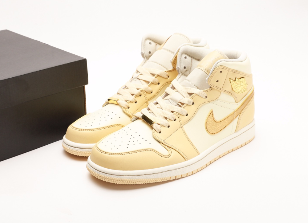 Купить кроссовки Air Jordan 1 Mid Pale Vanilla в Москве