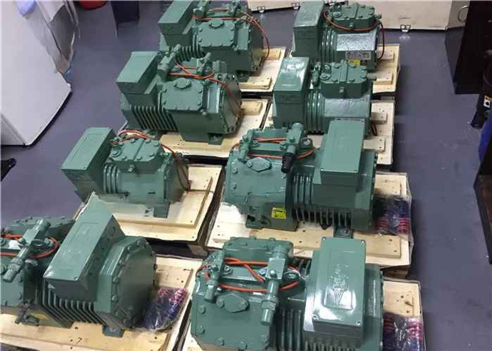 Поршневой полугерметичный компрессор 4FES-3Y мощностью 4 л. с.