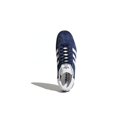 alt="Кроссовки adidas Gazelle BB5478 с нубуковым верхом Collegiate Navy, белыми полосками и золотым логотипом Gazelle вид спереди"