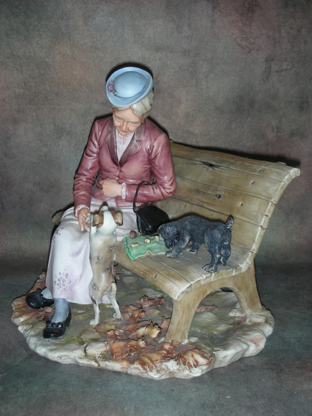 Статуэтка. Фарфор. Скамья доброты. Capodimonte. Италия