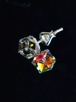 Серьги-гвоздики Миражи с зелеными кубиками-хамелеонами Swarovski