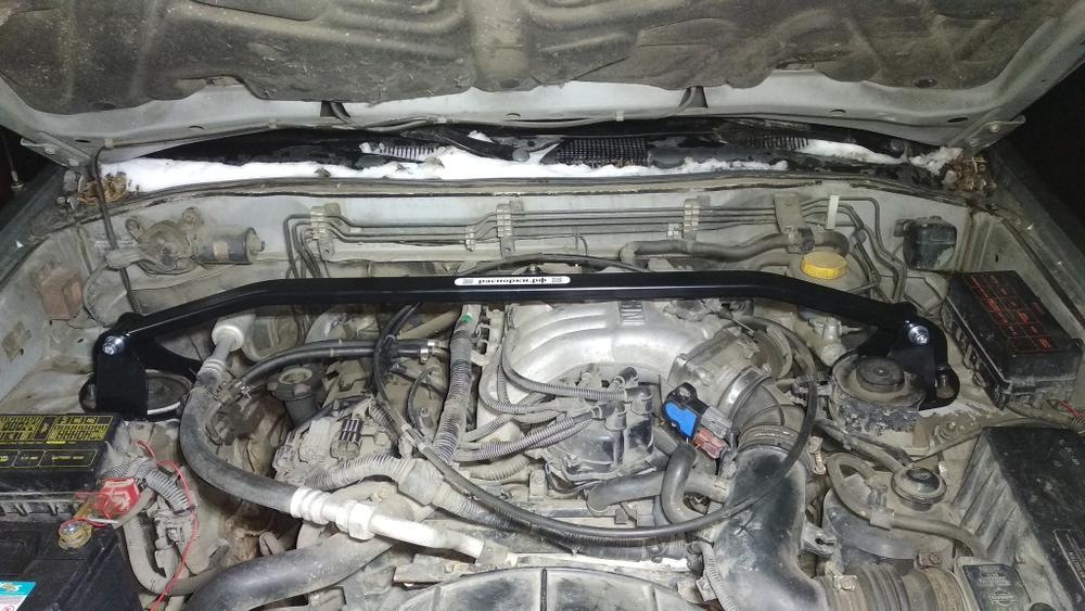 Распорка передних стоек Nissan Pathfinder R50, Nissan Terrano RR50, infiniti QX 4 (I-ого поколения) (ПОД ЗАКАЗ)