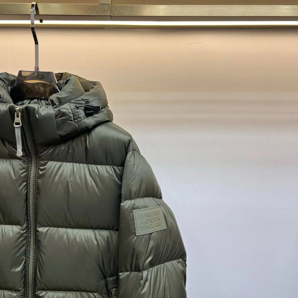 Пуховик Burberry болотного цвета