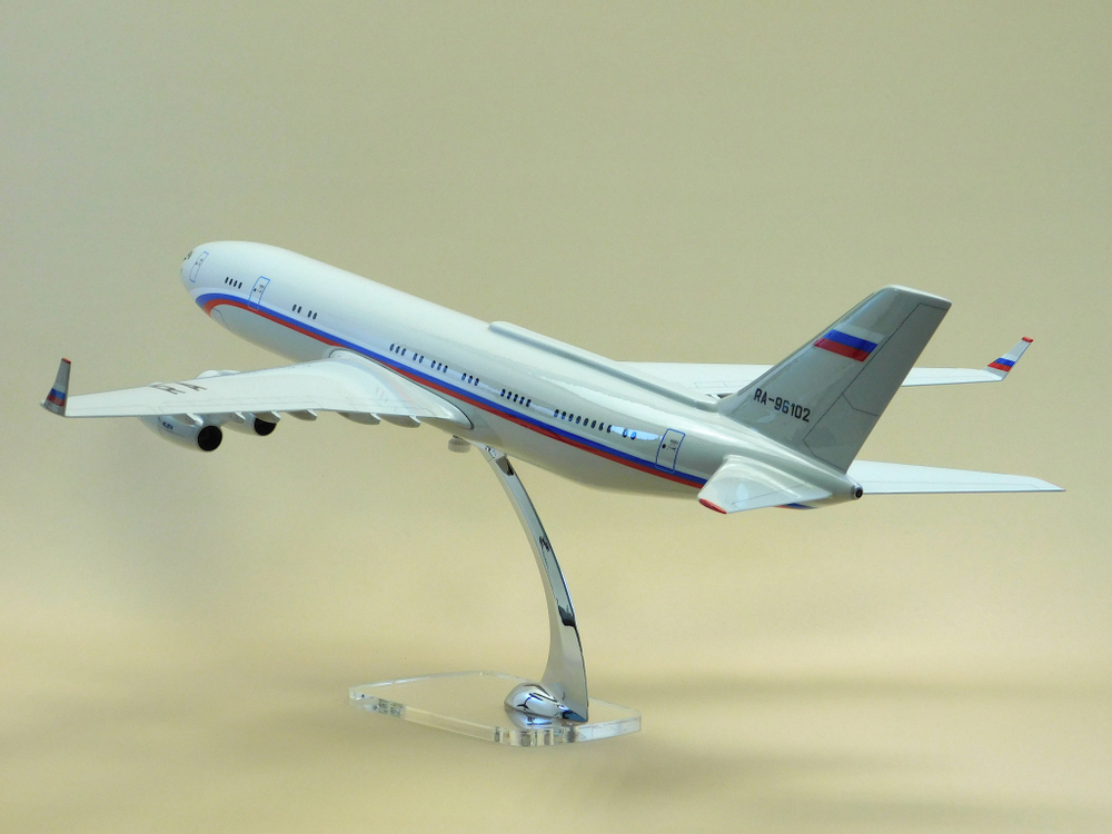 Модель самолета Ил-96-400ПУ (М1:100, СЛО Россия)