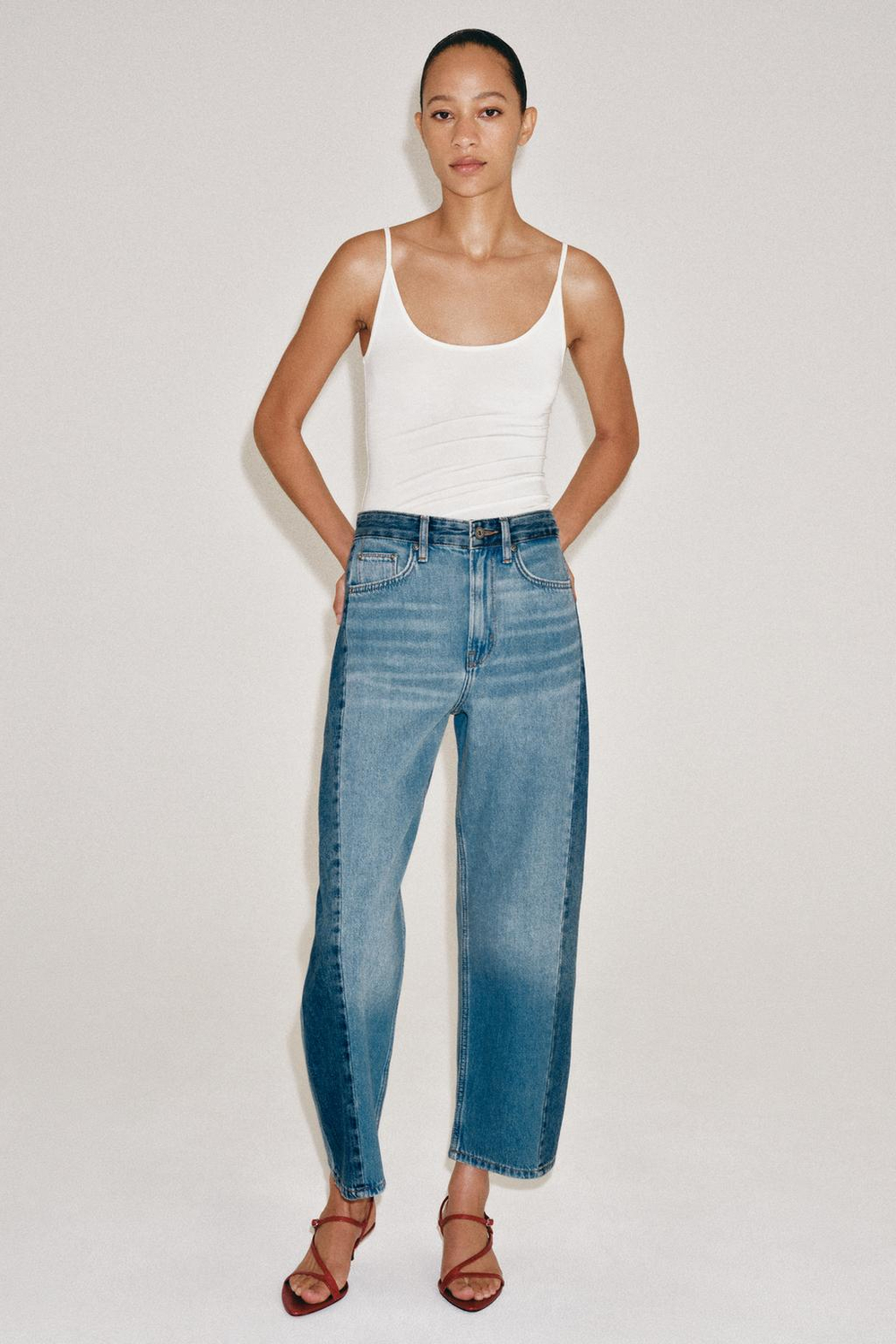 ZARA ДЖИНСЫ ANKLE RELAXED СО СРЕДНЕЙ ПОСАДКОЙ И ПЭЧВОРКОМ — ZW COLLECTION, СИНИЙ
