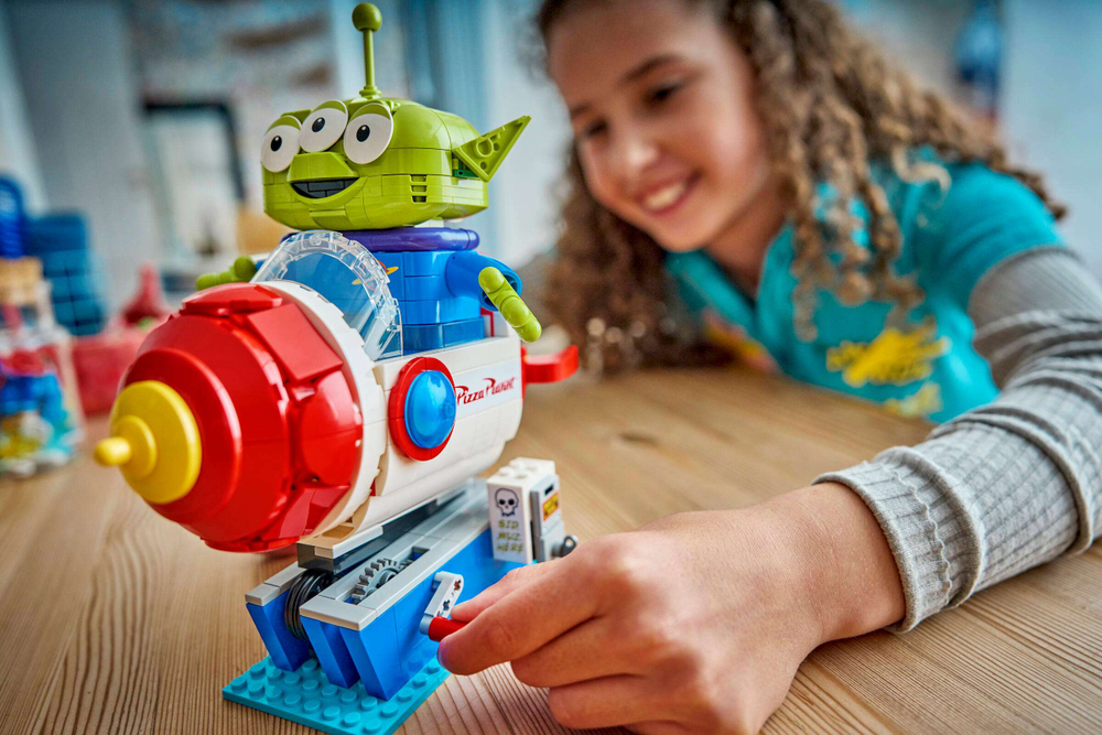 Конструктор LEGO Disney 43307 Alien with Pizza Planet Rocket Ride