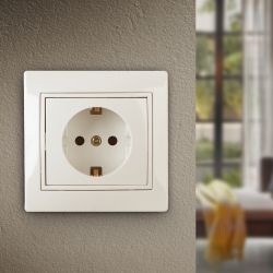 Розетка Intro Plano 1-202-02 2P+E Schuko 16А-250В IP20 СУ слоновая кость | Intro Plano Слоновая кость