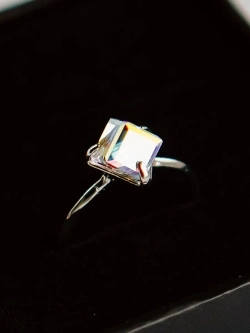 Кольцо Миражи тонкое с кристаллом-хамелеоном Swarovski
