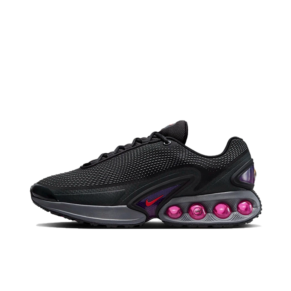 alt="Nike Air Max DN All Night DV3337-008 мужские черные с малиновыми вставками вид сбоку на белом фоне"
