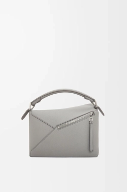 Loewe Маленькая сумка Puzzle Edge из мягкой зернистой телячьей кожи, жемчужно-серый