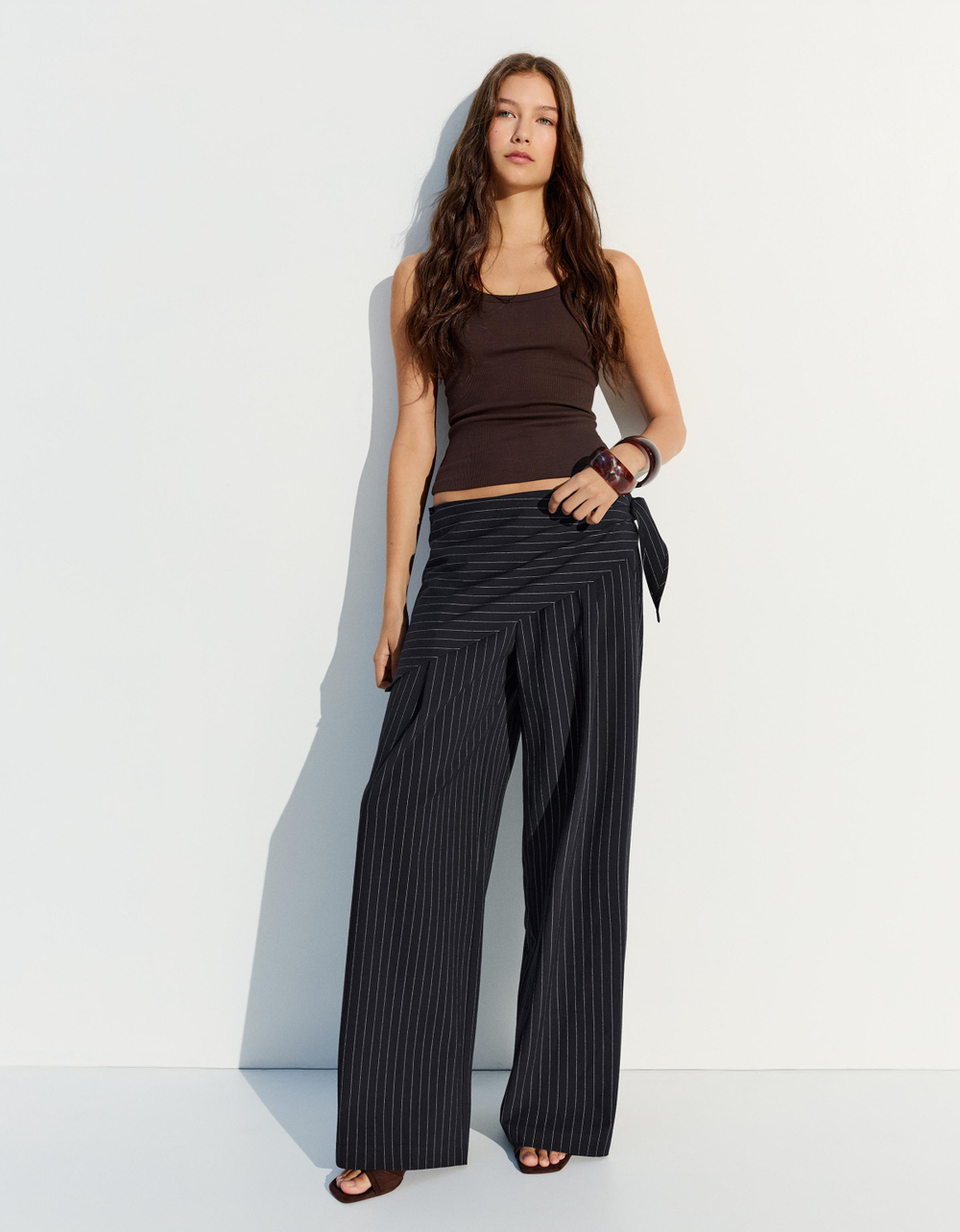 Женские брюки с защипами и платком - BERSHKA