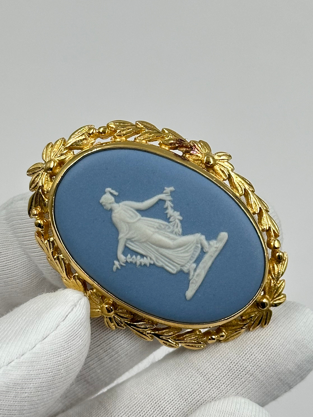Брошь Wedgwood голубая