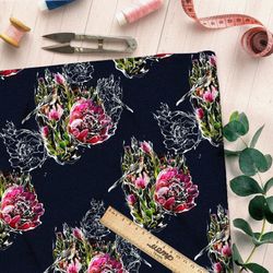 Ткань флис цветы розовые с белым контуром