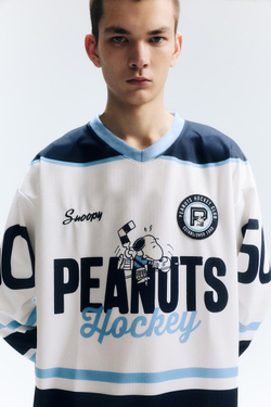 PULL&BEAR Хоккейная футболка с изображением персонажей мультфильма «Peanuts», белый
