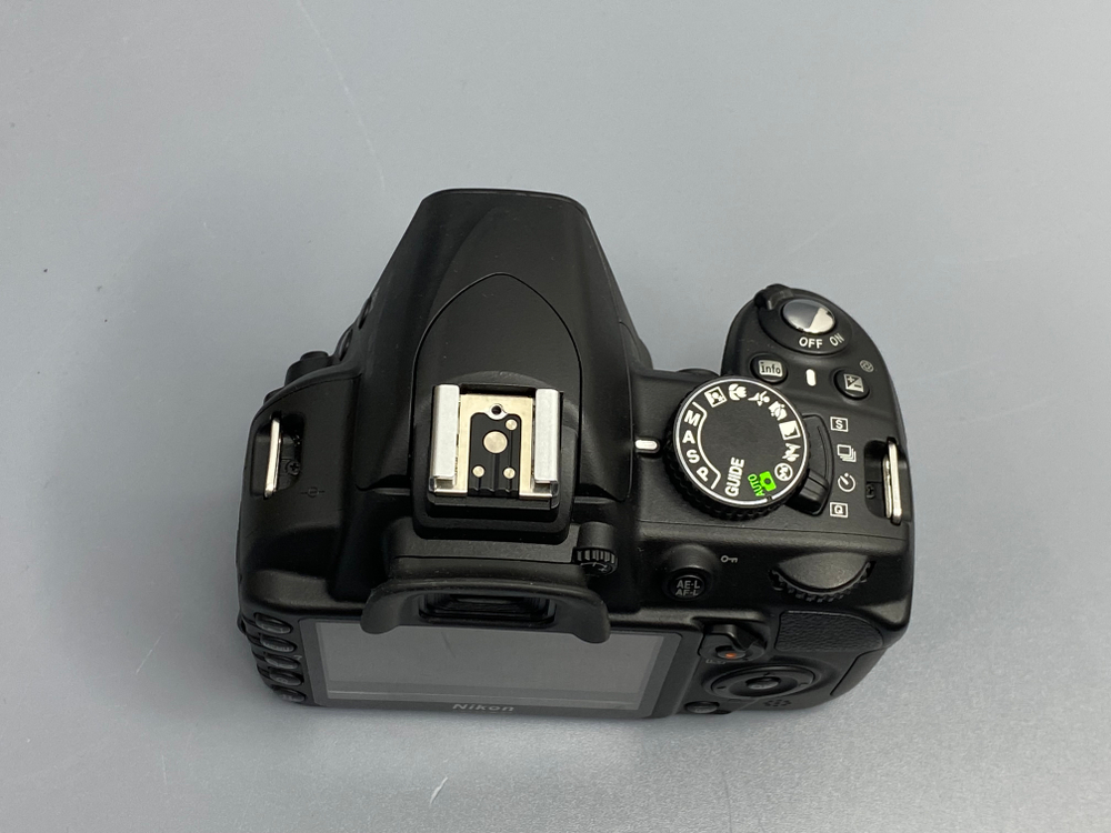Nikon D3100 — залипает затвор