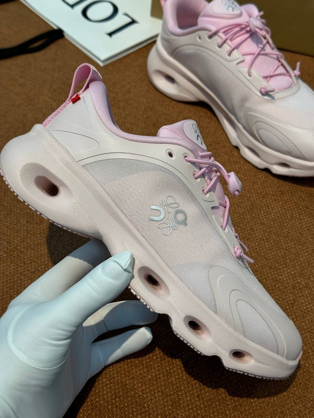 Кроссовки On Running x Loewe