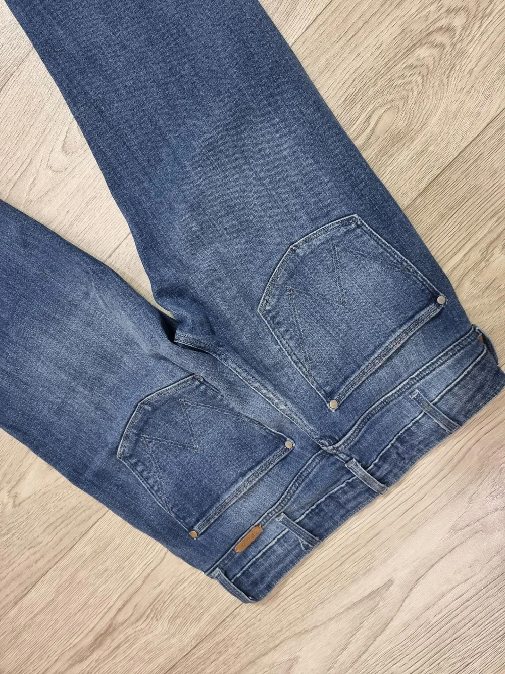 Джинсы женские Wrangler, темно-синие, скинни, с потертостями, размер 42
