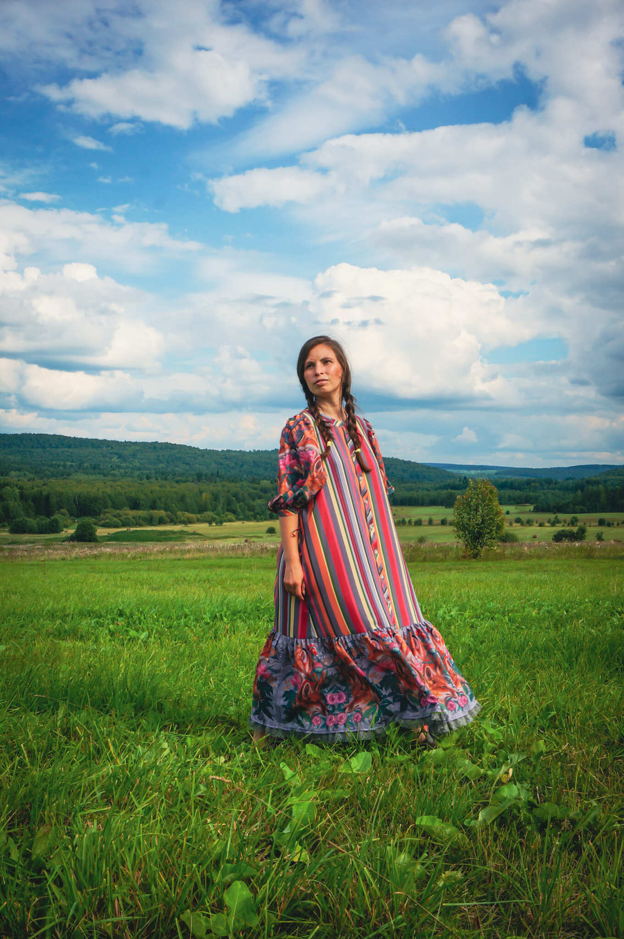 Лисы в пионах
