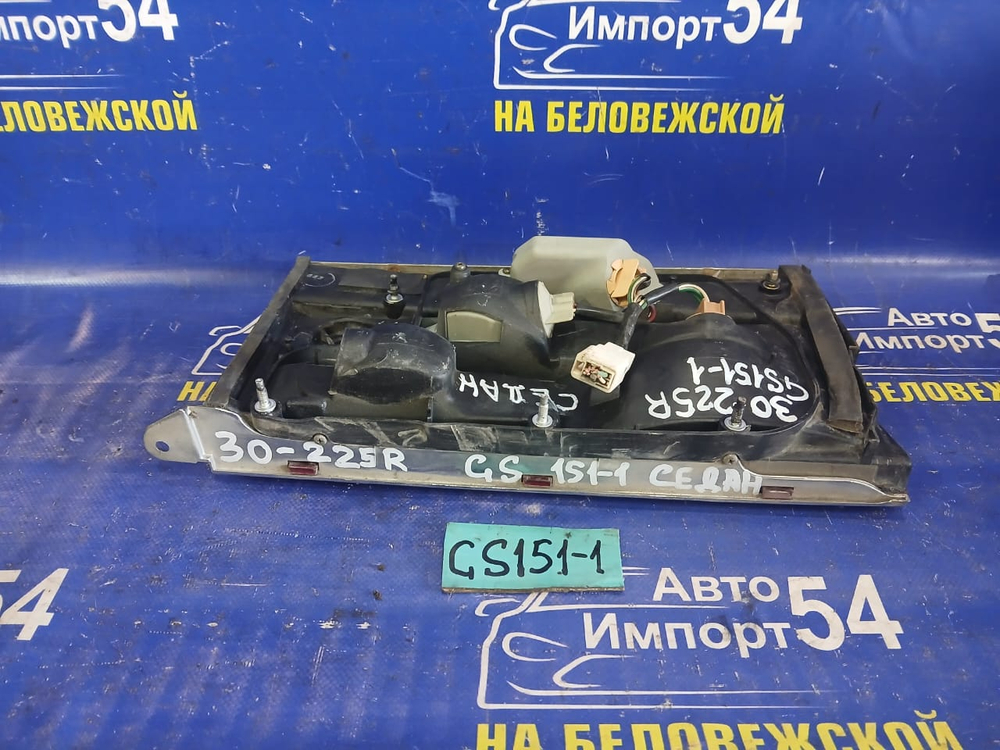 Вставка багажника правая TOYOTA CROWN 1997
