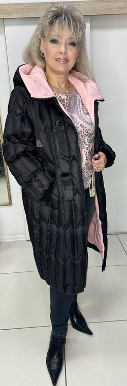Черное пальто на пуху с розовой отделкой