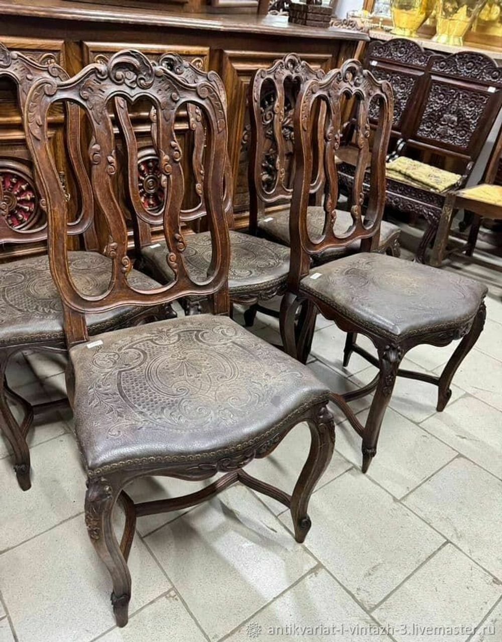 Антикварные стулья с кожей