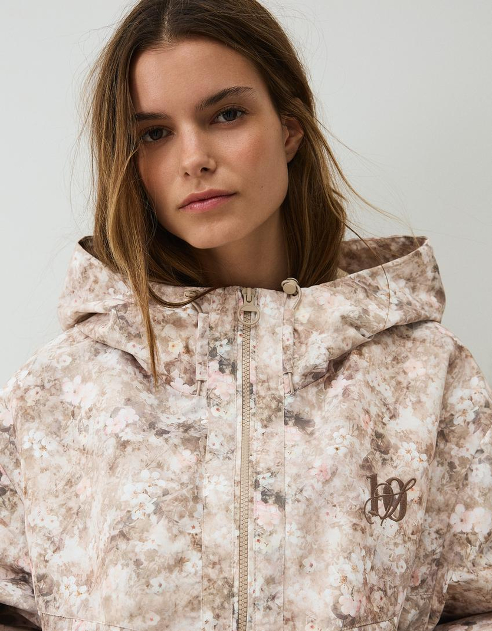 BERSHKA Водонепроницаемая и ветрозащитная куртка с капюшоном и принтом, бежевый