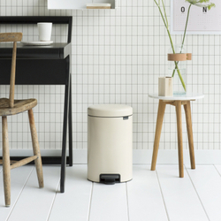 Ведро Brabantia NewIcon 12л миндальное в интерьере