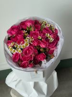 Букет из кустовых роз в ярком оттенке и ромашки