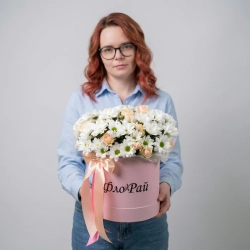 6 веток кустовой хризантемы Баккарди и 5 веток кремовой кустовой розы в нежно-розовой шляпной коробке.