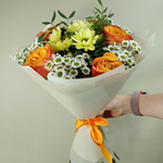 Букет из 5 оранжевых роз, кустовых ромашек Сантини и жёлтой кустовой хризантемы в упаковке