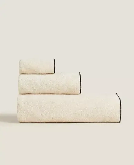 ZARA HOME БАННОЕ ПОЛОТЕНЦЕ ИЗ ХЛОПКА С ОТДЕЛКОЙ ОВЕРЛОКОМ, ПЕСОЧНЫЙ/ЧЕРНЫЙ