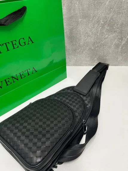 Сумка-слинг Bottega Veneta Intrecciato черная