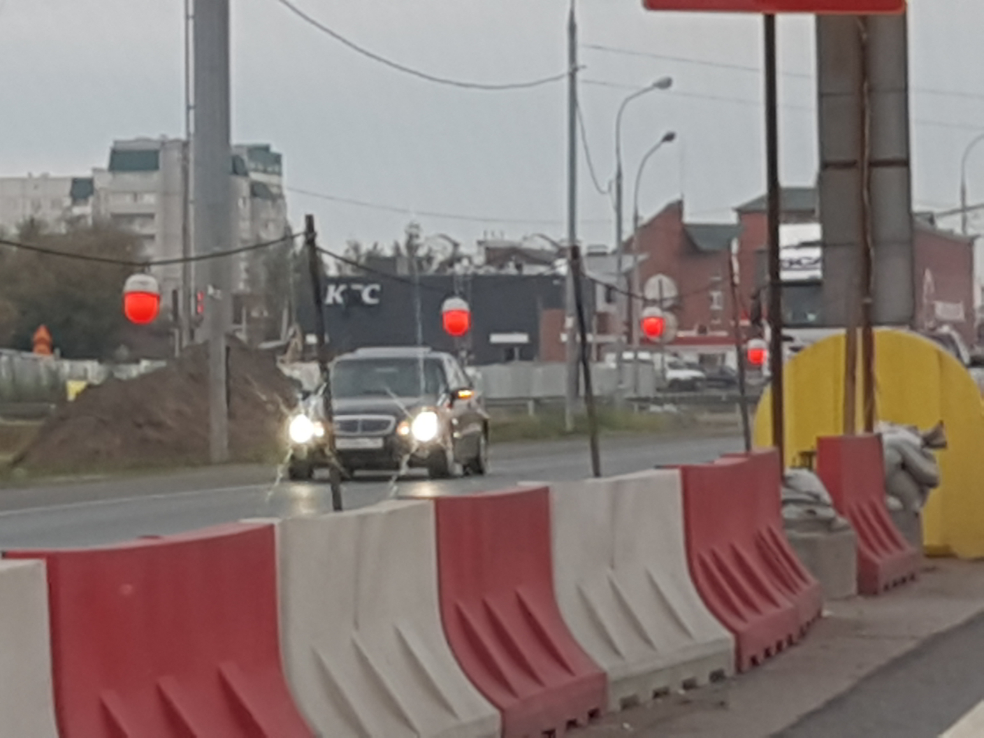 Трасса М6, 67 км — подпорки и водоналивные блоки
