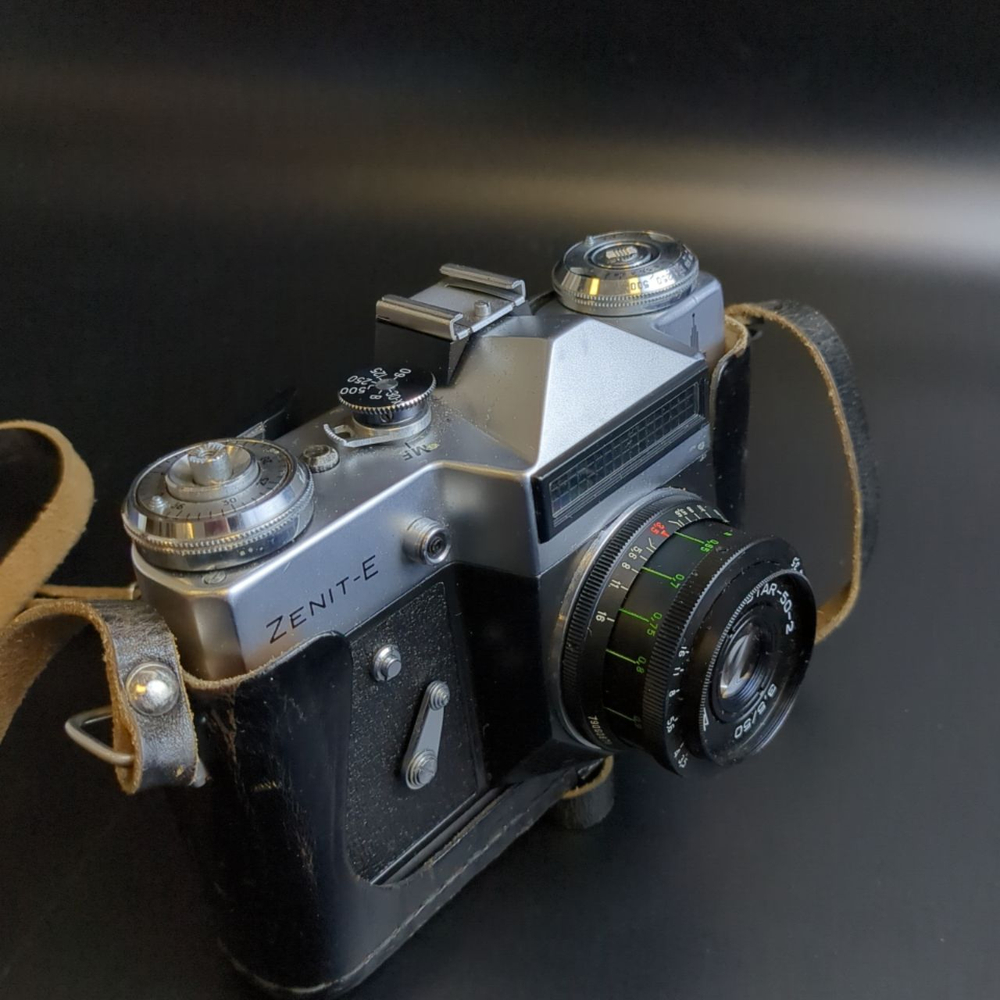 №39 Фотоаппарат плёночный "Зенит Е" с объективом "Индустар 50-2" в кофре, металл, стекло, кожа, Красногорский механический завод (КМЗ), СССР